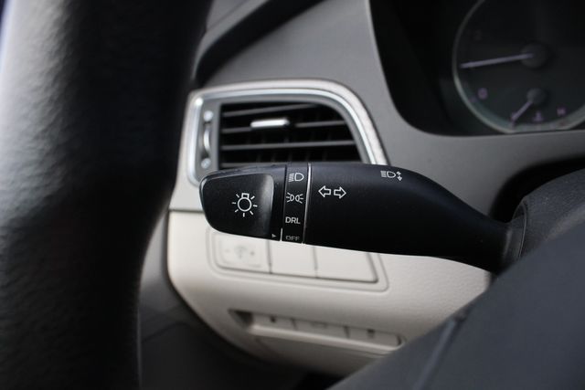 Used 2017 Black Hyundai Base image 9