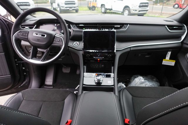 new 2025 Jeep Grand Cherokee car, priced at $40,720