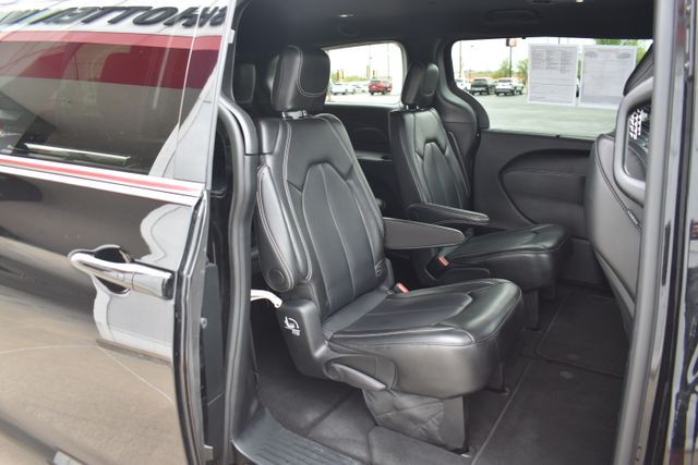 Used 2025 Chrysler Pacifica Van