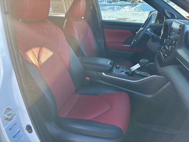 used 2022 Toyota Highlander car, priced at $31,899