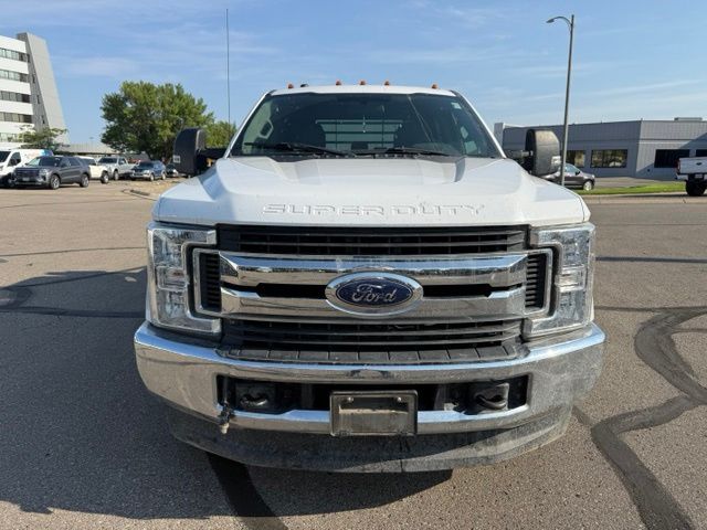 2018 Oxford White Ford Super Duty F-350 DRW XLT DRW 4X4 Chassis