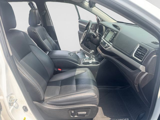 2019 Toyota Highlander XLE - Blizzard Pearl exterior view 16