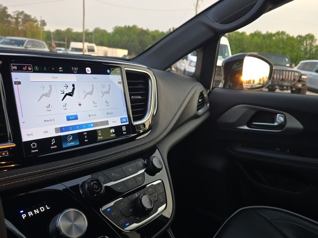 2025 Chrysler Pacifica Limited:B02253