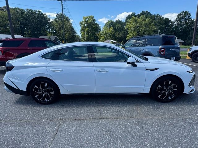 Used 2025 White Hyundai SEL image 9