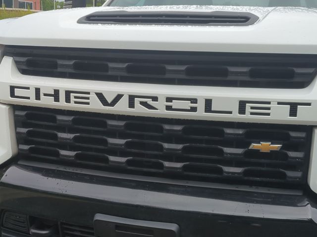 Used 2023 White Chevrolet Custom image 24