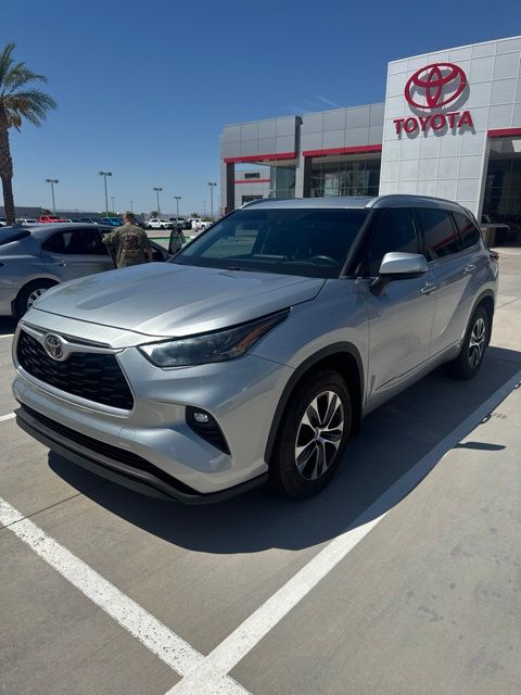 Gray 2022 Toyota Highlander SUV / Crossover All-Wheel Drive 8-Speed Automatic