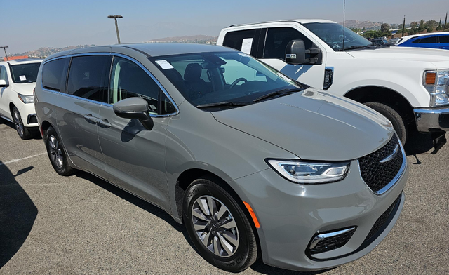 2023 Chrysler Pacifica Hybrid Touring L 2