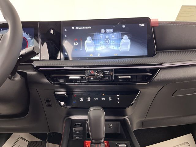 2025 Aspen White Tricoat Nissan Kicks SR FWD SUV