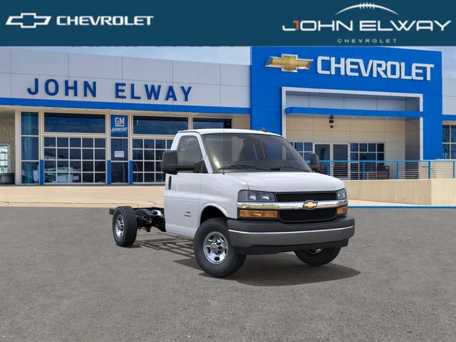 Summit White 2026 Chevrolet Express Chassis Van Rear-Wheel Drive 8-Speed Automatic