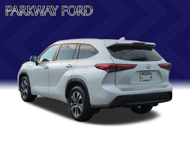 Used 2023 Beige Toyota XLE image 3