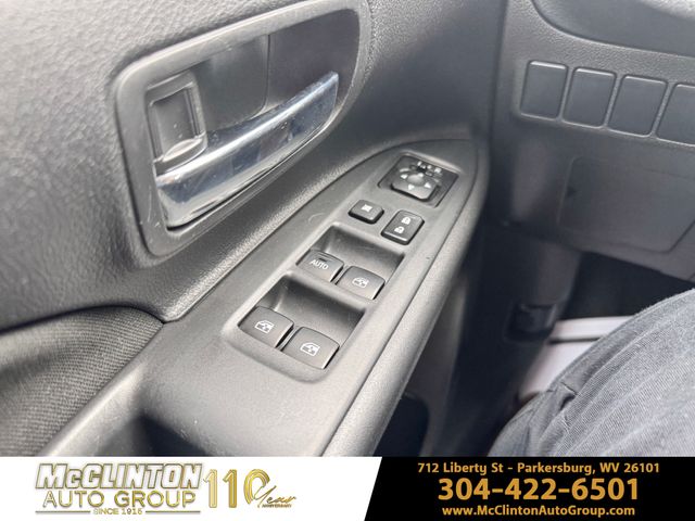 2016 Mercury Gray Metallic Mitsubishi Outlander SE 4X4 SUV