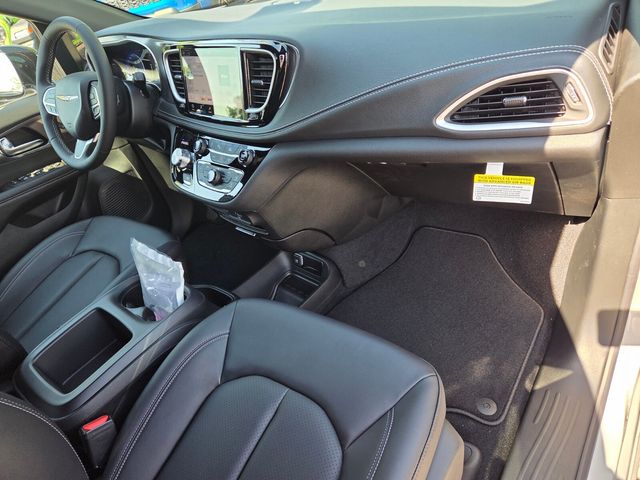 New 2026 Silver Chrysler Select image 15