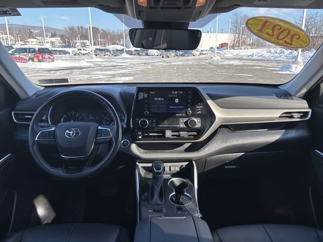 used 2021 Toyota Highlander car, priced at $28,899