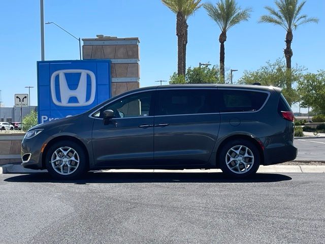 Used 2018 Granite Crystal Metallic Clearcoat Chrysler Touring Plus image 8
