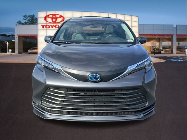 2025 Toyota Sienna LE 22