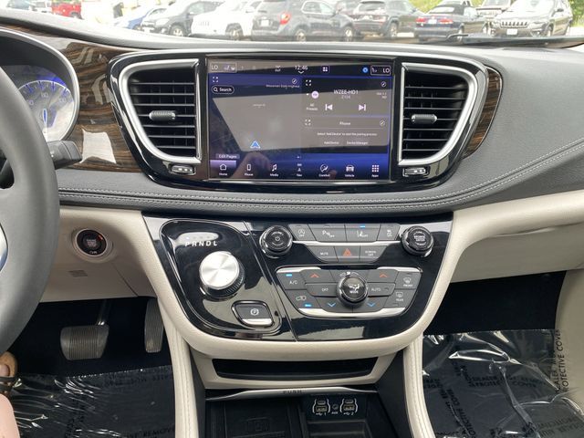 2023 Chrysler Pacifica Limited photo