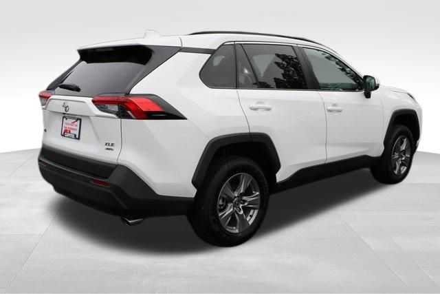 2024 Toyota RAV4 XLE 18