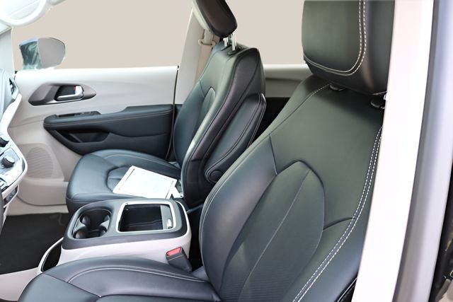 Used Car 2024 Chrysler Pacifica Hybrid  Select For Sale Under $30,000 In Austin, Texas