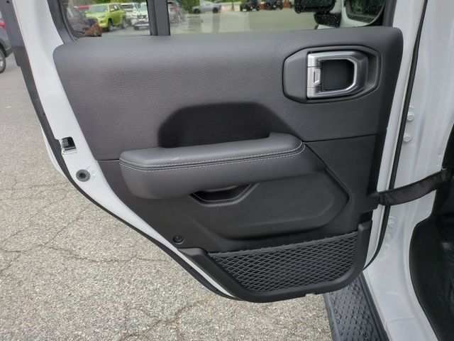 Used 2023 White Jeep Overland image 28