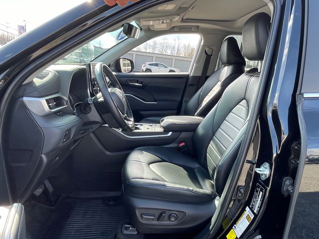2023 Toyota Highlander XLE - Midnight Black Metallic exterior view 9