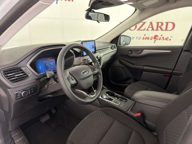 2023 Oxford White Ford Escape Active FWD SUV