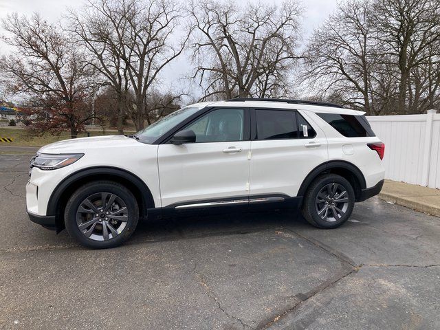 2025 Ford Explorer Active photo