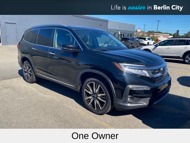  2022 Honda Pilot Touring AWD with Rear Captain's Chairs   