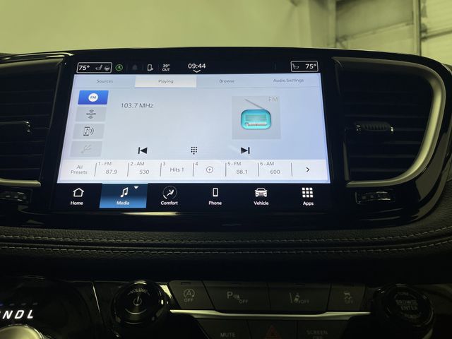 2023 Chrysler Pacifica Touring L photo