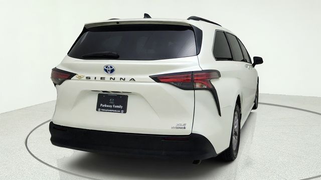 2021 Toyota Sienna XLE White at Community Toyota
