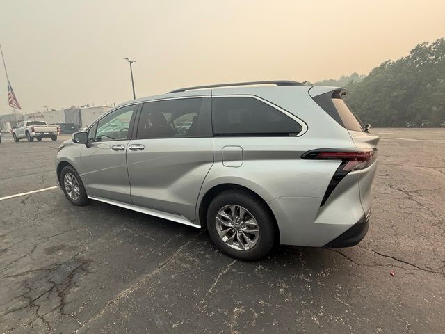 2024 Toyota Sienna XLE - Image 5