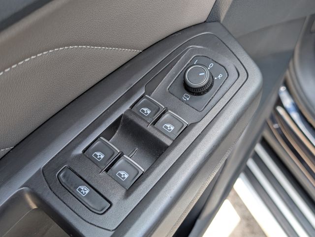 Used 2022  Volkswagen 3.6L V6 SEL Premium R-Line image 11