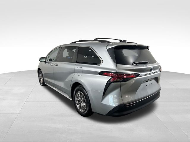 2021 Toyota Sienna XLE 8