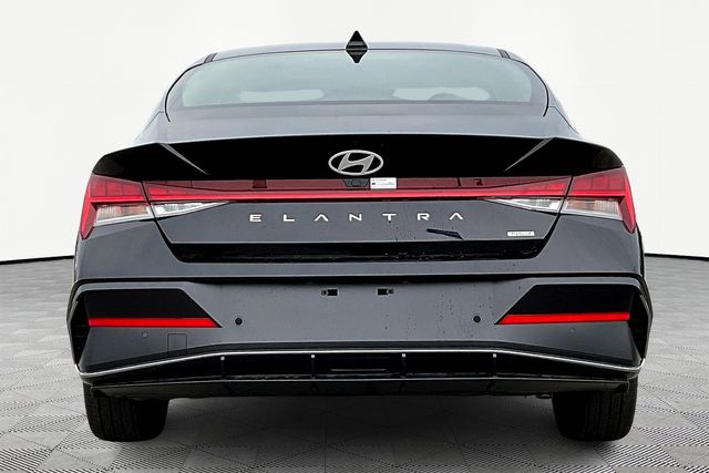 2024 Hyundai Elantra Hybrid Limited photo