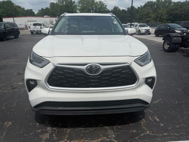 2021 Toyota Highlander XLE - Image 3