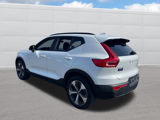 2023 Volvo XC40 B5 Plus Dark Theme 3