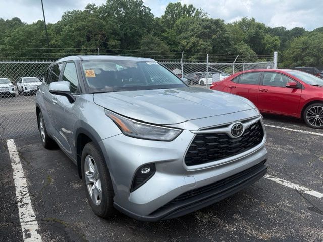 2025 Toyota Highlander LE - Image 2