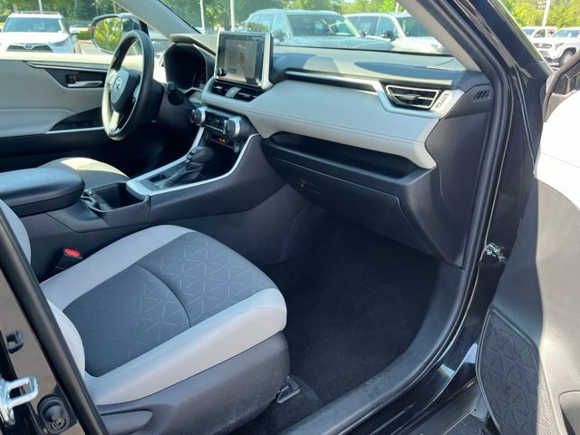 2025 Toyota RAV4 XLE - Photo 17