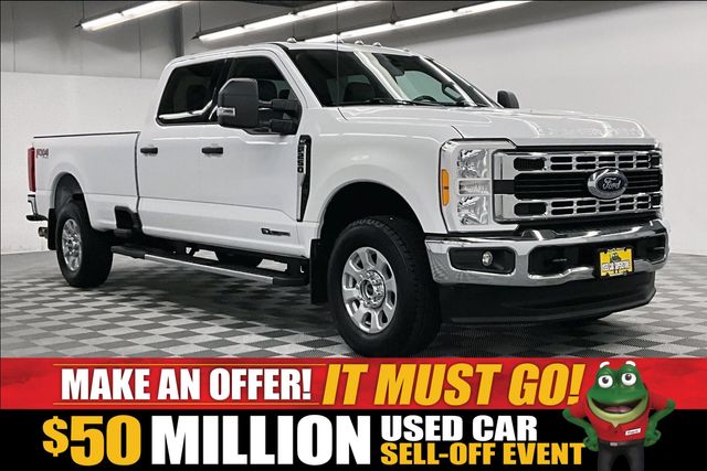 Oxford White 2023 Ford F-250 Super Duty Pickup Truck Four-Wheel Drive 10-Speed Automatic