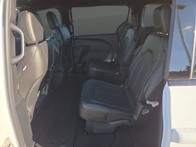 New 2026 Bright White Clearcoat Chrysler Select image 29