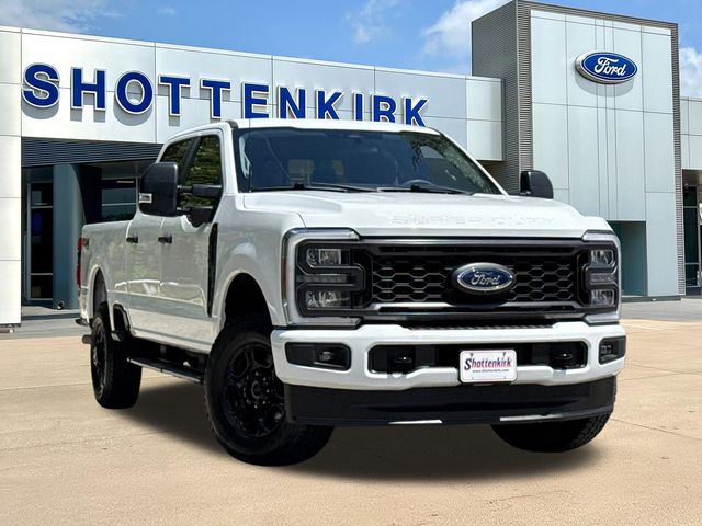 Oxford White 2023 Ford F-250 Super Duty Pickup Truck Four-Wheel Drive Automatic