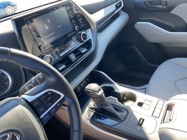 2022 Toyota Highlander Hybrid LE photo