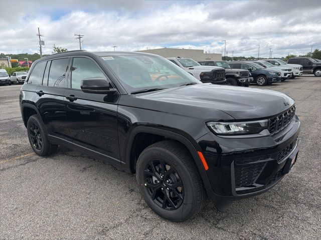 2026 Jeep Grand Cherokee Laredo Altitude 4x4's photo