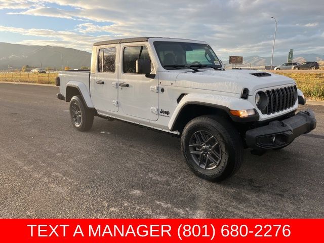 Bright White Clearcoat 2025 Jeep Gladiator Sport S Crew Cab 4WD Pickup Truck Four-Wheel Drive 8-Speed Automatic