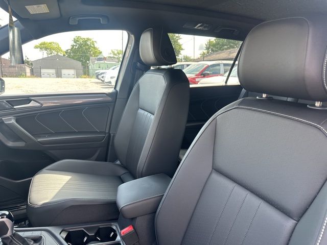 2024 Volkswagen Tiguan 2.0T SE R-Line Black photo