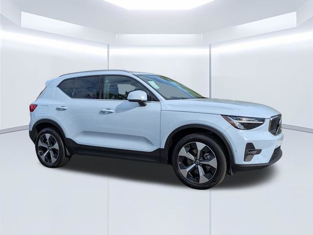 2024 Volvo XC40 B5 Plus Bright Theme