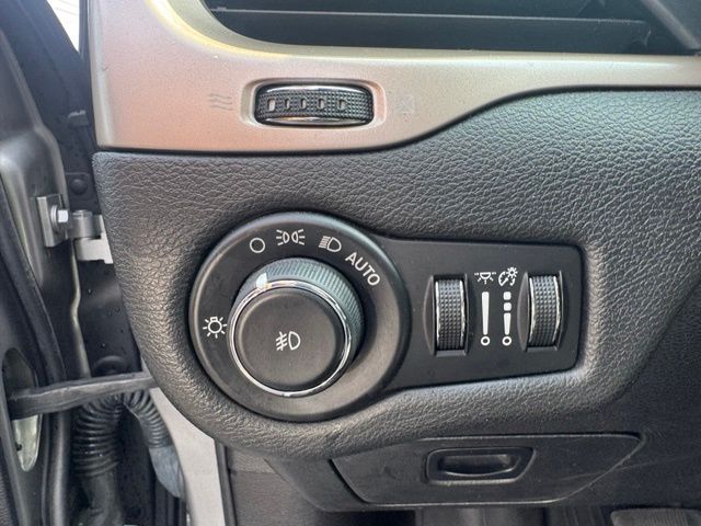 Used 2016 Silver Jeep Limited image 22