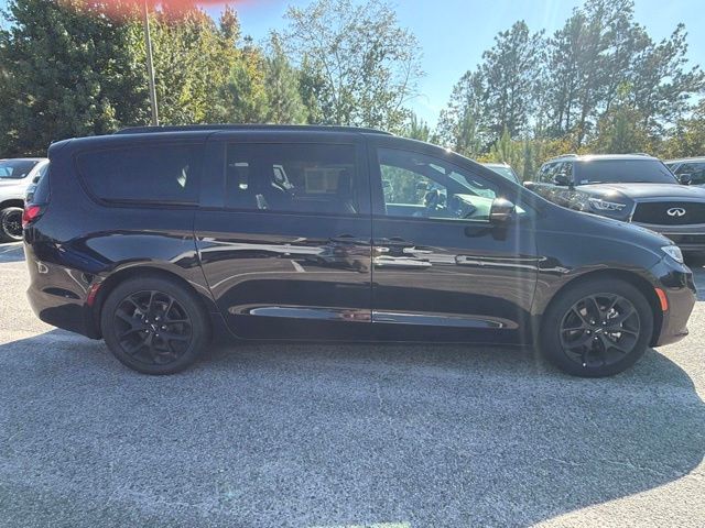 Used 2025 Chrysler Pacifica Van