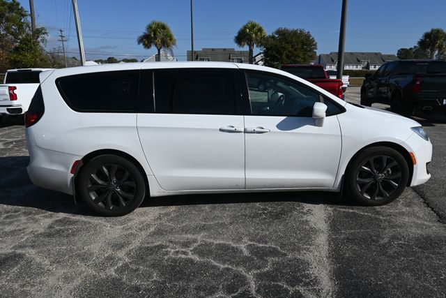 2020 Chrysler Pacifica Touring's photo