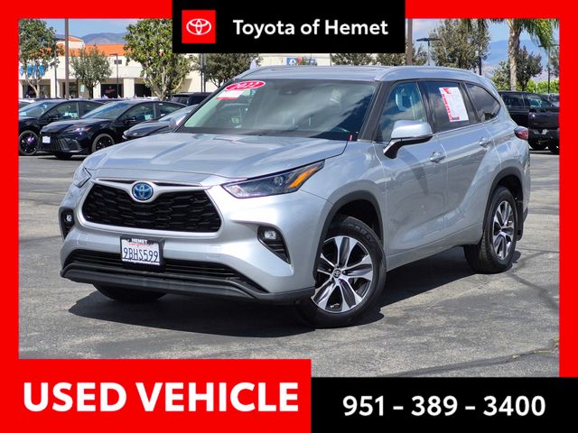 Silver 2022 Toyota Highlander Hybrid XLE FWD SUV / Crossover Front-Wheel Drive Continuously Variable Transmission