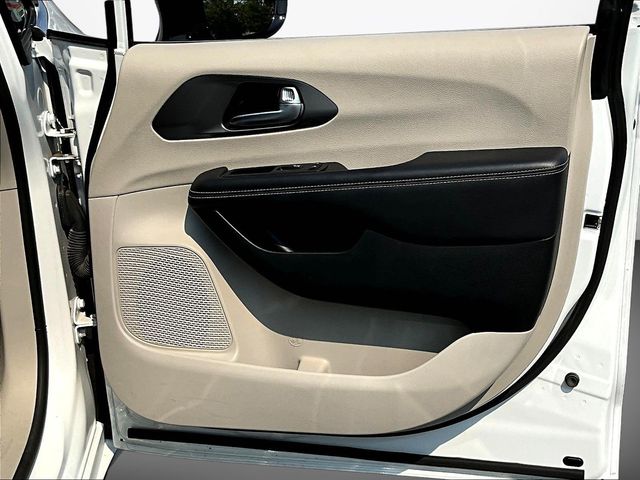 Used 2024 Chrysler Pacifica Van